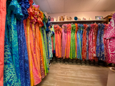 衣装が並んだ部屋の写真