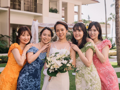 オレンジ、青、緑、ピンクのドレスを着た人達と新婦の写真