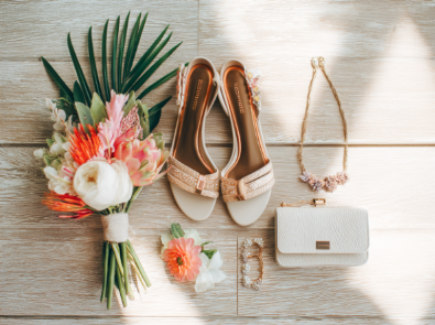 靴・バッグ・アクセサリー・ブーケの写真
