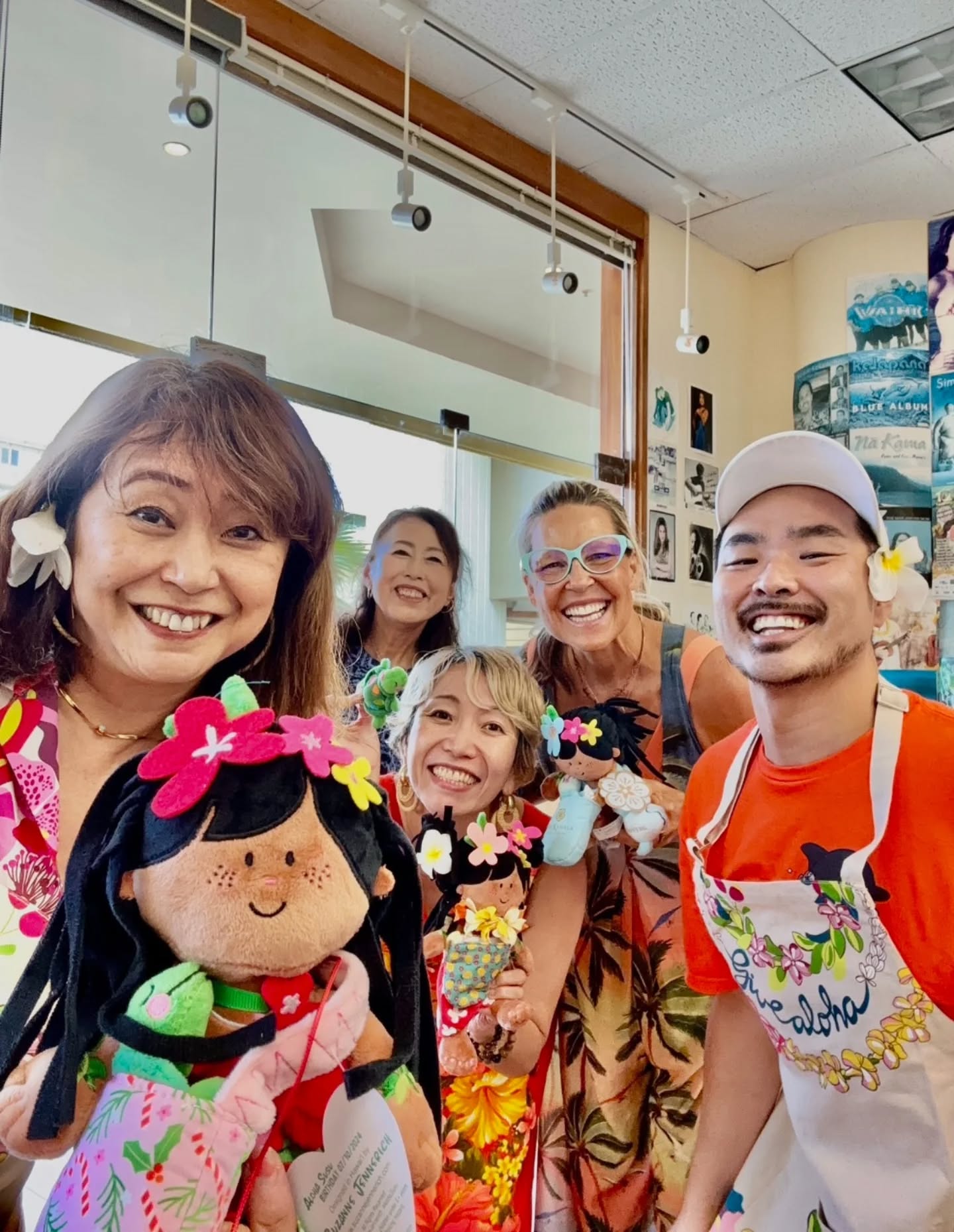 本日はハワイのラジオ局「スタジオリム」さんで収録でした📻✨
@studiorimhawaii
@reikotrogers

ハワイ挙式へのご参列はもちろん、
リゾートでのおそろいコーデ、特別な日の思い出づくり、
そして写真撮影など──
ムームー＆アロハシャツのレンタルで広がる楽しさについてお話しさせていただきました🌈👗👕

収録はとても楽しく、笑顔があふれるひとときでした！

🎧 放送日は後日あらためてご案内いたします。どうぞお楽しみに♪

#ハワイ #ハワイ挙式
#ハワイ挙式準備 #ハワイウェディング
#ハワイ結婚式 #ハワイウエディング
#ムームー #海外挙式
#海外挙式準備 #ハワイ挙式レポ
#ハワイウエディングフォト #ムームードレス
#ハワイ挙式参列 #ハワイ挙式参列衣装
#ハワイ挙式ドレス #ハワイ挙式アイデア
#ハワイ挙式レンタル #ハワイウェディングレンタル
#ハワイウェディング準備 #ハワイ結婚式参列
#ハワイ結婚式参列者衣装 #ハワイウエディング参列
#海外挙式衣装
#ハワイ参列衣装
#スタッフ募集 #ハワイの仕事 #ワイキキ #MuumuuRainbow #アロハな毎日