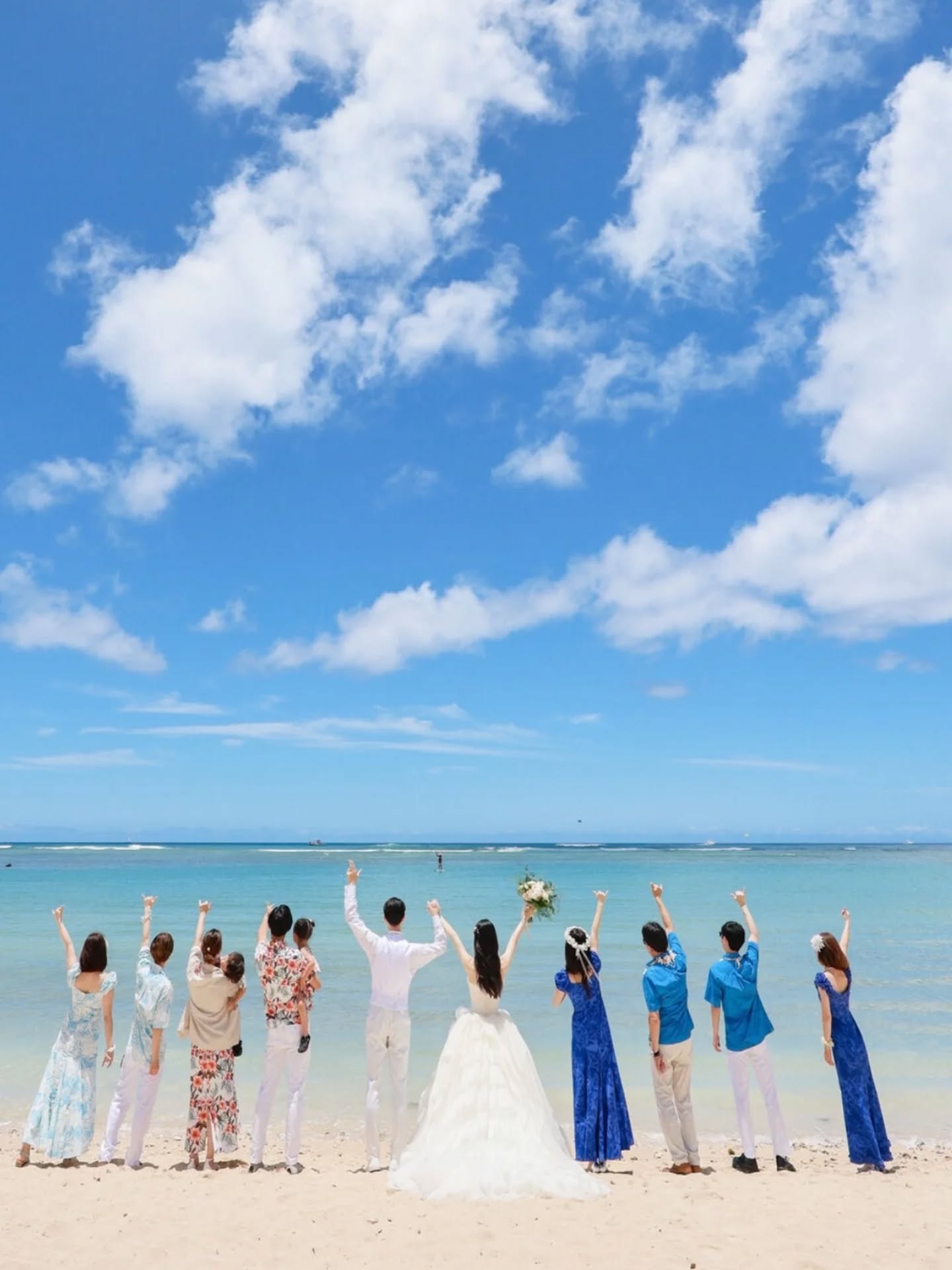 【お客様から素敵なお写真をいただきました！】
青い空と海が広がるハワイのビーチでのウェディング🌺
ご家族・ご友人の皆さまもお揃いのアロハ＆ムームーで、とっても華やかです✨

この日はお天気にも恵まれ、まさに最高のビーチウェディング日和☀️
晴れやかな笑顔が本当にすてきで、スタッフ一同、当日の衣装のお手伝いができて心から嬉しく思います。

✼••┈┈┈┈••✼••┈┈┈┈••✼

【ハワイ挙式参列者衣装レンタル専門店】
ムームーレインボーは予約制です
来店ご予約はこちらから↓
https://muumuurainbow-sms.youcanbook.me/

#ハワイ #ハワイ挙式
#ハワイ挙式準備 #ハワイウェディング
#ハワイ結婚式 #ハワイウエディング
#ムームー #海外挙式
#海外挙式準備 #ハワイ挙式レポ
#ハワイウェディングレポ #ハワイウェディングドレス
#ハワイウェディング写真 #ハワイ結婚式準備
#ハワイウエディングフォト #ムームードレス
#ハワイ挙式参列 #ハワイ挙式参列衣装
#ハワイ挙式ドレス #ハワイ挙式アイデア
#ハワイ挙式レンタル #ハワイウェディングレンタル
#ハワイウェディング準備 #ハワイ結婚式参列
#ハワイ結婚式参列者衣装 #ハワイウエディング参列
#海外挙式衣装
#ハワイ参列衣装