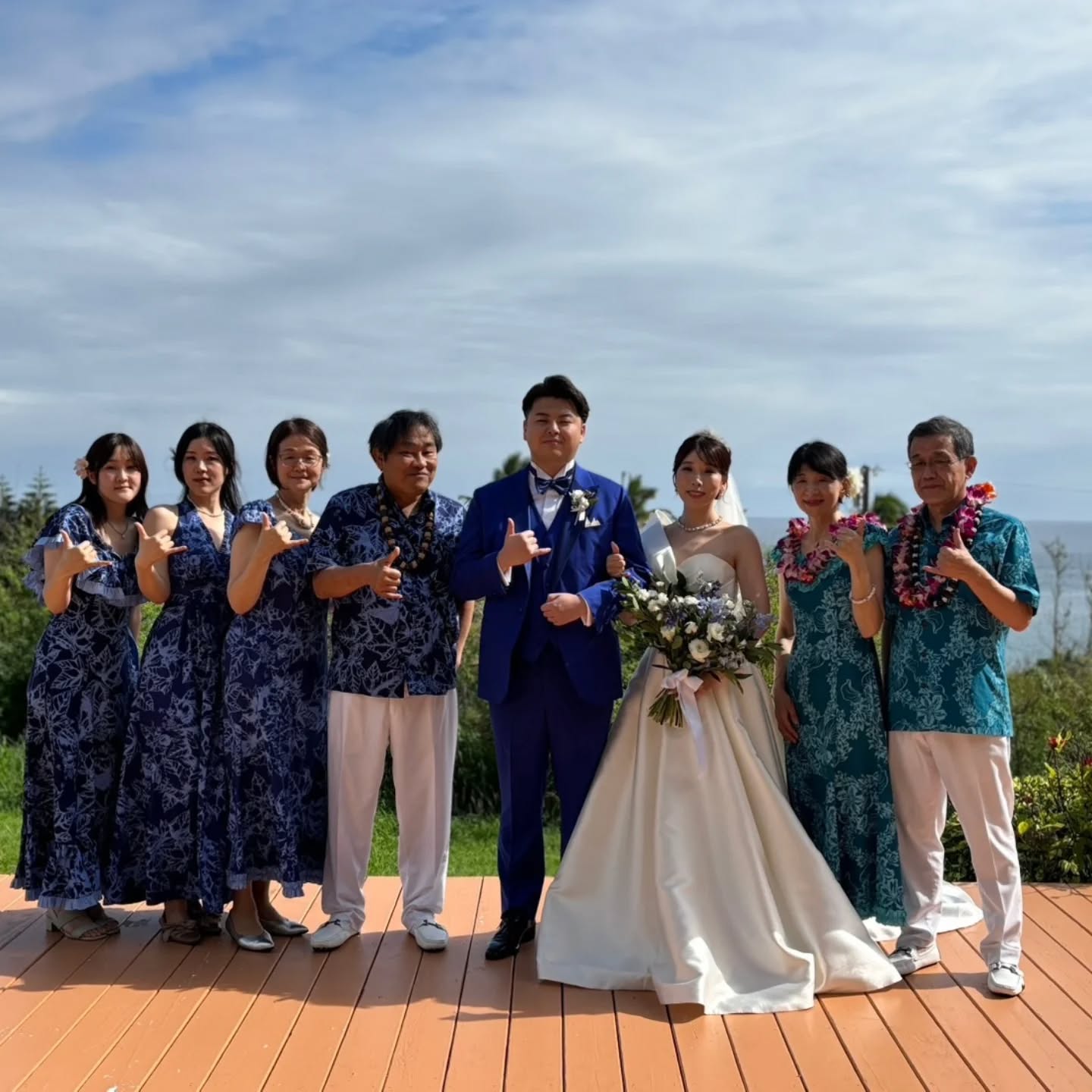 【お客様から素敵なお写真をいただきました！】
ハワイでのウェディング🌺
ご家族お揃いのアロハ＆ムームーがとってもお似合いです✨

✼••┈┈┈┈••✼••┈┈┈┈••✼

【ハワイ挙式参列者衣装レンタル専門店】
ムームーレインボーは予約制です
来店ご予約はこちらから↓
https://muumuurainbow-sms.youcanbook.me/

#ハワイ #ハワイ挙式
#ハワイ挙式準備 #ハワイウェディング
#ハワイ結婚式