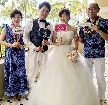 【お客様から素敵な写真をいただきました！】

カメラマンさんから「お父さん、お母さん、良いアロハシャツとドレスを着ていらっしゃるのでお二人の写真も撮っておきましょう」と言われたそうです😆😆

思い出に残る挙式のお手伝いができて光栄です✨🌺✨🌺

✼••┈┈┈┈••✼••┈┈┈┈••✼

【ハワイ挙式参列者衣装レンタル専門店】
ムームーレインボーは予約制です
来店ご予約はこちらから↓
https://muumuurainbow-sms.youcanbook.me/

#ハワイ #ハワイ挙式
#ハワイ挙式準備 #ハワイウェディング
#ハワイ結婚式 #ハワイウエディング
#ムームー #海外挙式
#海外挙式準備 #ハワイ挙式レポ
#ハワイウェディングレポ #ハワイウェディングドレス
#ハワイウェディング写真 #ハワイ結婚式準備
#ハワイウエディングフォト #ムームードレス
#ハワイ挙式参列 #ハワイ挙式参列衣装
#ハワイ挙式ドレス #ハワイ挙式アイデア
#ハワイ挙式レンタル #ハワイウェディングレンタル
#ハワイウェディング準備 #ハワイ結婚式参列
#ハワイウエディング参列
#海外挙式衣装
#アウラニ
#ディズニー結婚式
#ディズニーウェディング
#プレ花嫁